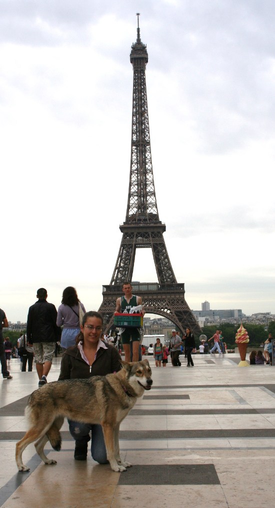 Ch. Giulia Dolce de Louba-Tar con Sara R.Dioguardi sotto la Torre Eiffel