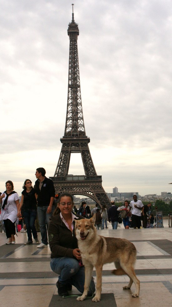 Brisingr di Fossombrone con Sara R.Dioguardi sotto la Torre Eiffel